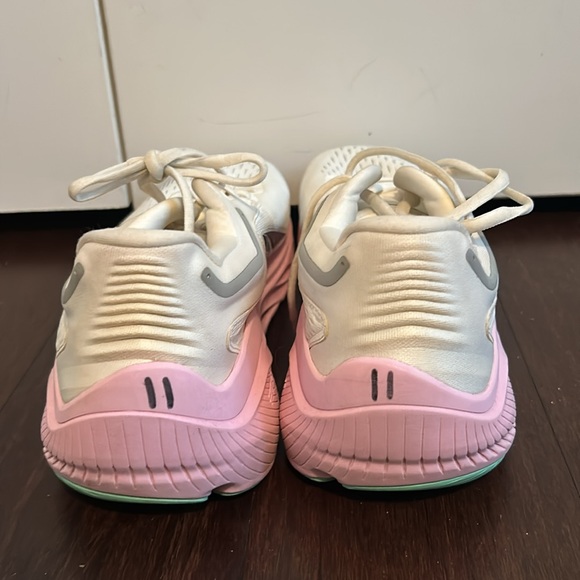 Women’s Altra Via Olympus in lightly used condition, size 11 white/pink - Picture 3 of 4